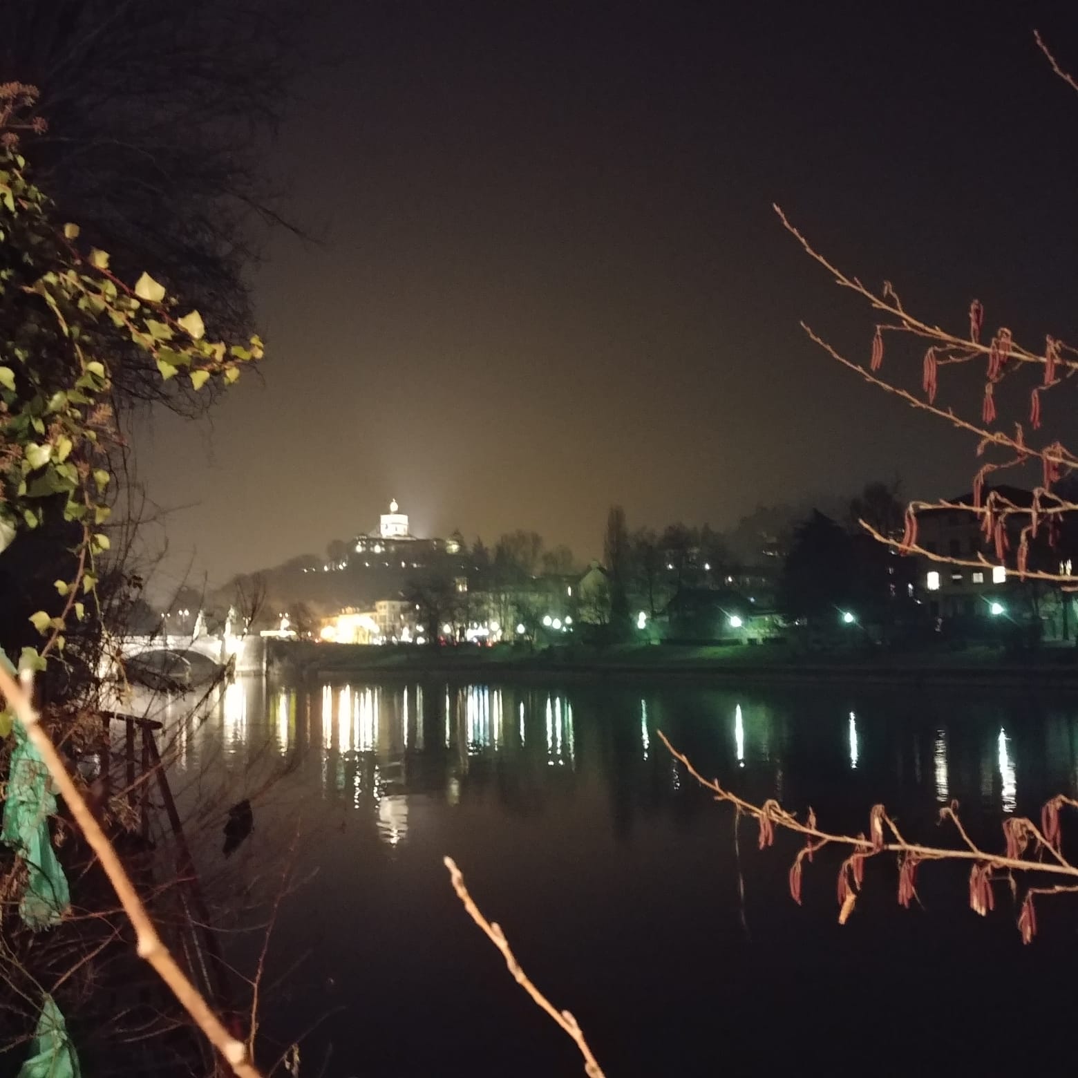 Torino, i riflessi sul Po e la vista dall’Imbarchino